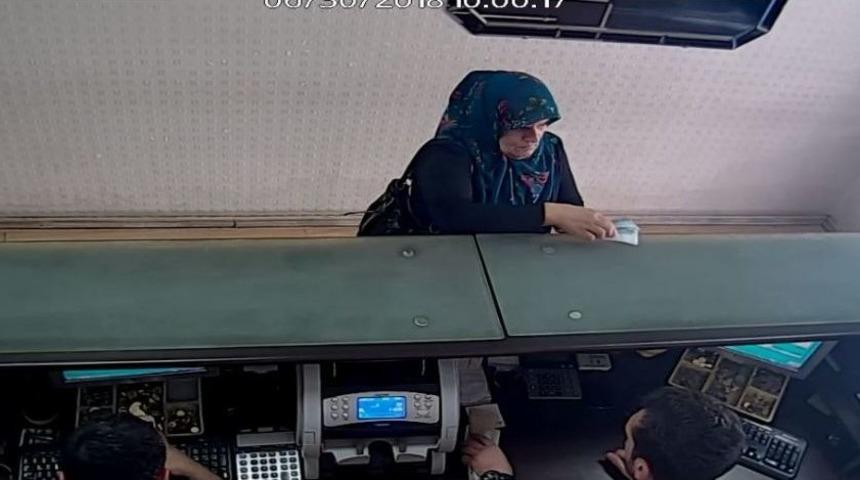 Aldığı D&ouml;vizin Tl Karşılığını Dolar Olarak Hesaplayınca Bin 600 Tl Kaybetti