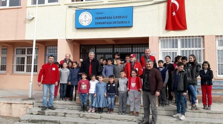 T&uuml;rk Kızılay&rsquo;ından &Ouml;ğrencilere Giyim Ve Kırtasiye Yardımı