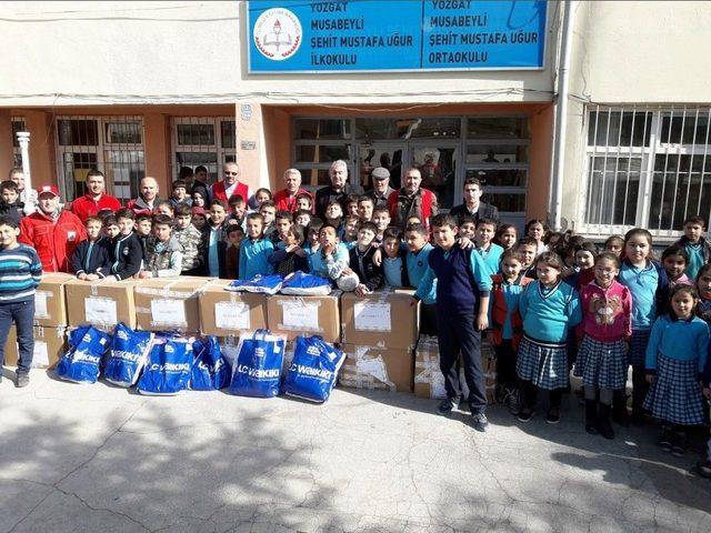 Türk Kızılay’ından Öğrencilere Giyim Ve Kırtasiye Yardımı