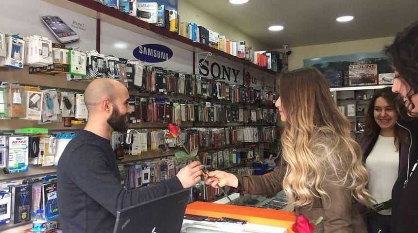 Kırşehir Kent Konseyinden Ahi Esnafına Karanfilli Teşekk&uuml;r