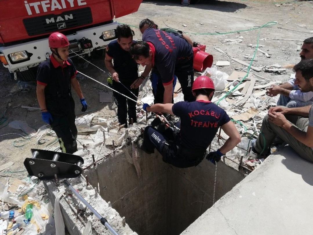 İtfaiye Eri Yavru Kediyi Kurtarmak İ&ccedil;in G&ouml;z&uuml;n&uuml; Kırpmadan 15 Metrelik Kuyuya İndi