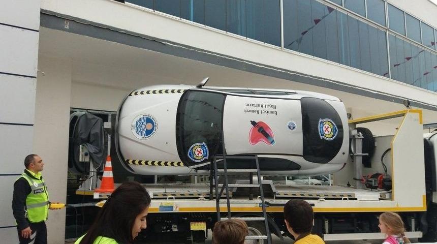 Emniyet Kemerinin &Ouml;nemi Sim&uuml;lasyon Aracıyla Anlatılıyor