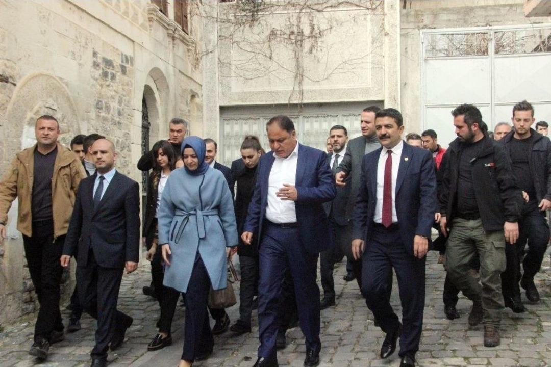 Bakan Kaya, Şehit Aileleri İle Roket Saldırısına Uğrayan Yerleri Ziyaret Etti