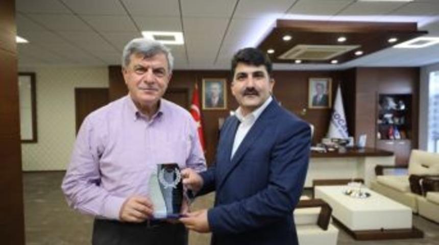 Karaosmanoğlu’ndan Cumhurbaşkanına Destek İçin Türkiye’yi Gezen Özavcı’ya Teşekkür Plaketi