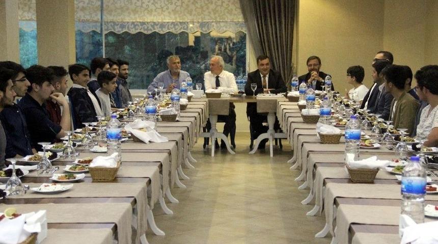 Başkan Kamil Sara&ccedil;oğlu, &Uuml;niversite &Ouml;ğrencileriyle Buluştu