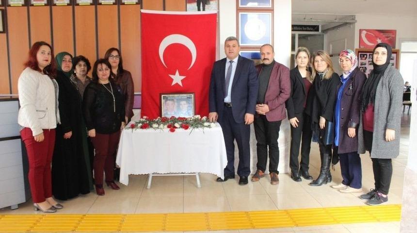Şehit Pilot Yüzbaşı Karaman İçin Okulunda Anma Köşesi