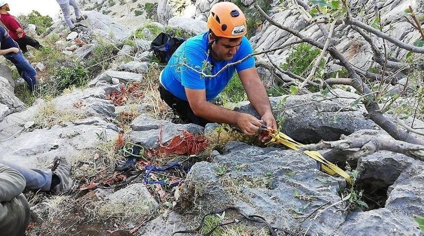 Dağda 3 G&uuml;nd&uuml;r Mahsur Kalan Ke&ccedil;i Kurtarıldı