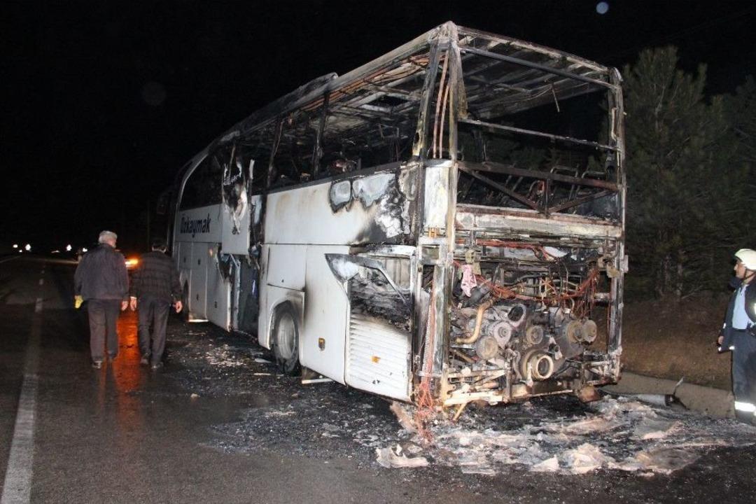 Yolcu Otob&uuml;s&uuml; Alev Topuna D&ouml;nd&uuml;