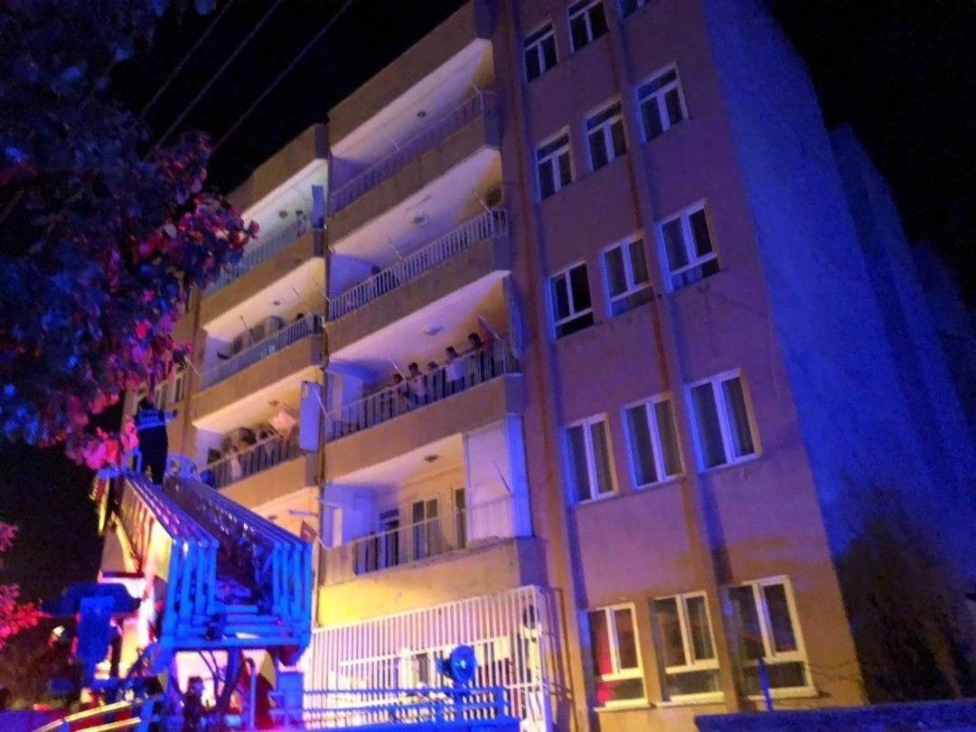 Bina Girişindeki Yangın Paniğe Neden Oldu... 9 Kişi Dumandan Etkilendi