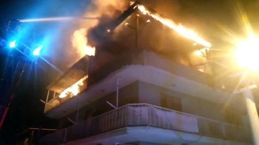 Apartmanın Son Katında Çıkan Yangın Mahalleliyi Korkuttu