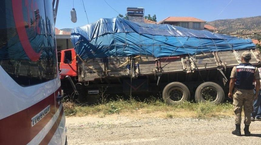 Kamyon Yol Kenarındaki Evin Bah&ccedil;esine Devrildi