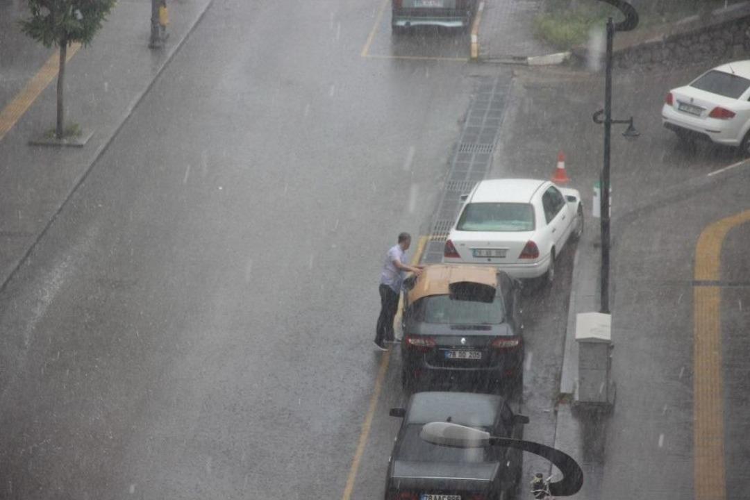 Karab&uuml;k&rsquo;te Dolu Ve Yağmur Hayatı Fel&ccedil; Etti