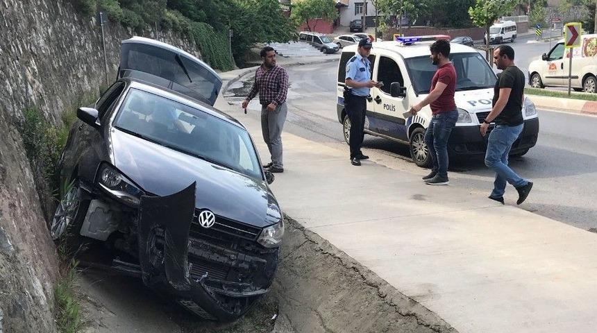 Sultanbeyli&rsquo;de Sıkıştırılan Ara&ccedil; Su Kanalına U&ccedil;tu