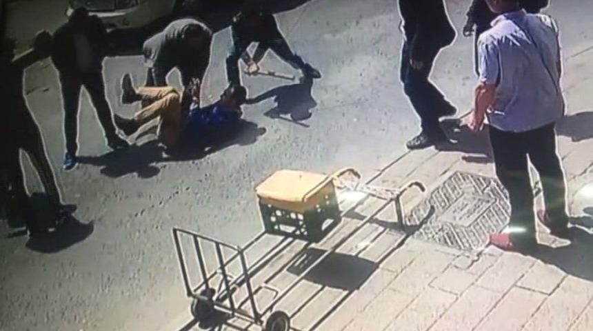 İlk &Ouml;nce Bı&ccedil;akladılar, Sonrasında &Ouml;ld&uuml;resiye D&ouml;vd&uuml;ler