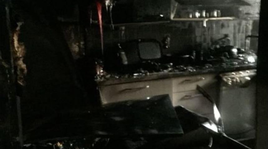 Kadıköy’de Bir Binada Çıkan Yangında 2 Kişi Dumandan Etkilendi