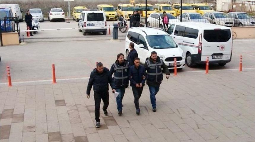 &lsquo;polisim&rsquo; Dedi, Polise Yakayı Ele Verdi