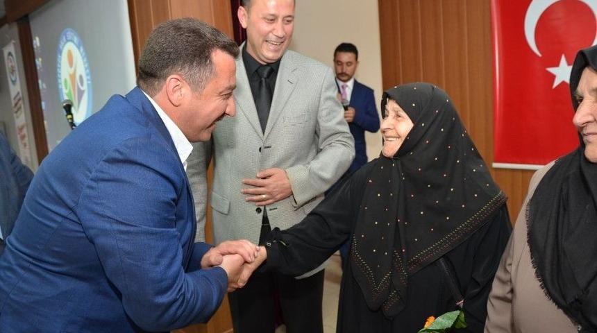 90 Yaşındaki G&uuml;l&uuml;zar Nine&rsquo;nin Okuma Azmi Gen&ccedil;lere Taş &Ccedil;ıkarttı