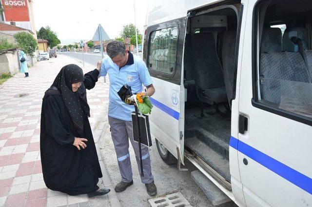 90 Yaşındaki Gülüzar Nine’nin Okuma Azmi Gençlere Taş Çıkarttı