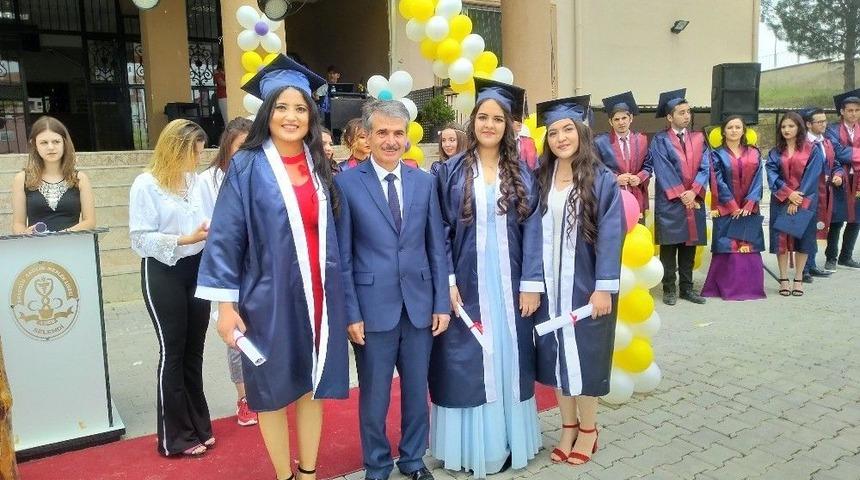Selendili &Ouml;ğrencilerin Mezuniyet Sevinci