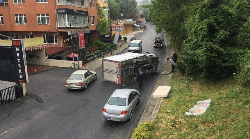 (özel) Beşiktaş’ta Kaldırıma Çarpan Kamyonet Takla Attı: 2 Yaralı