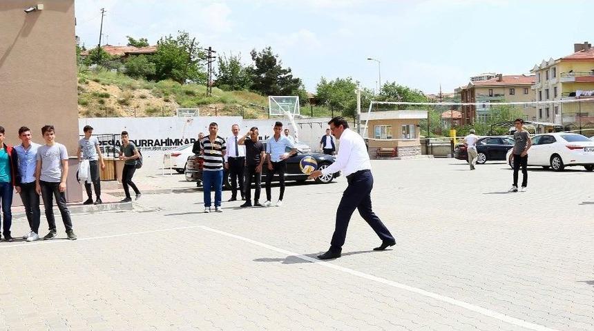 Başkan Ak Gençlerle Voleybol Oynadı