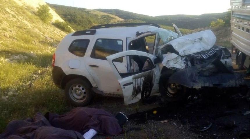 Elazığ&rsquo;da Ara&ccedil;lar Kafa Kafaya &Ccedil;arpıştı: 2 &Ouml;l&uuml;, 1 Yaralı