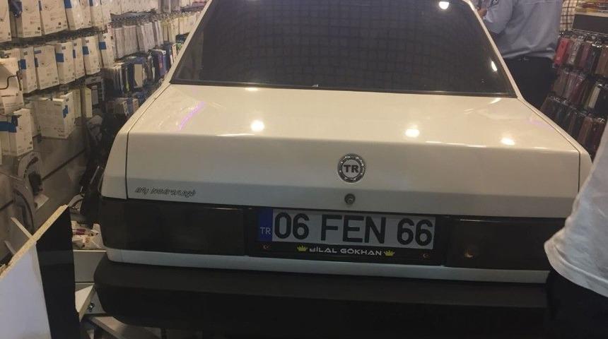 Otomobil İş Yerine Girdi