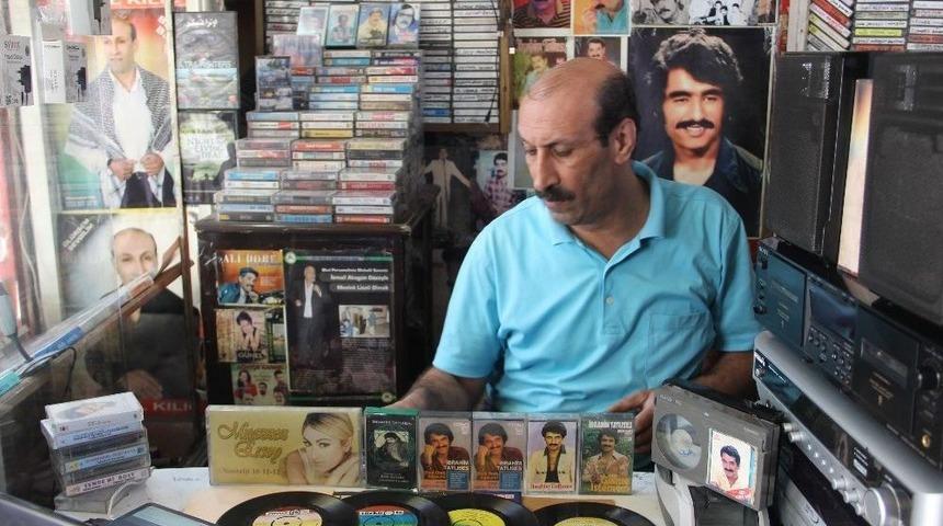 Kasetlere İlgi Azalınca Taş Plak Koleksiyonunu Sattı