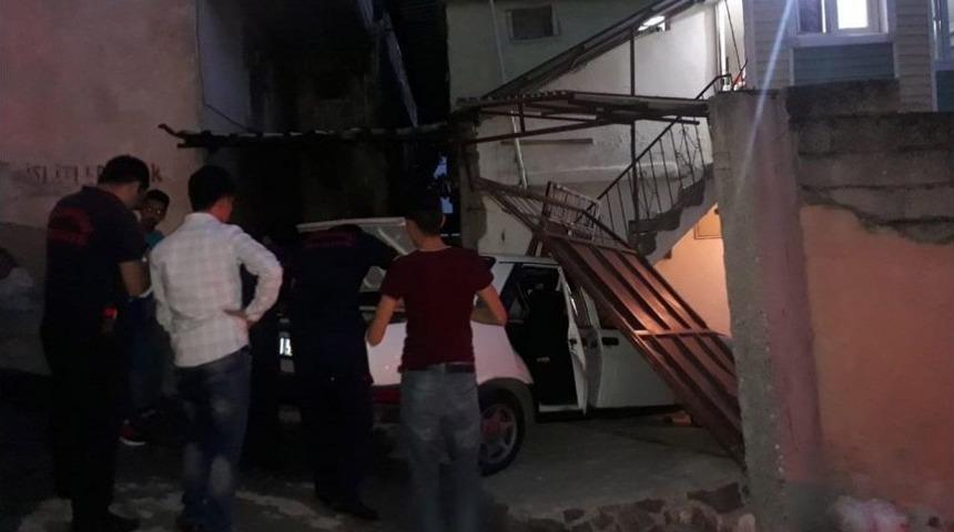 Otomobil Evin Bah&ccedil;esine Girdi