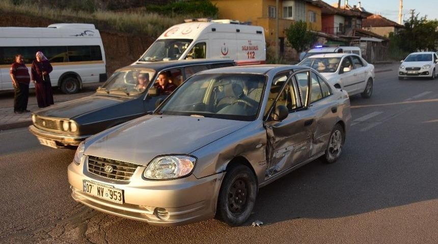 Trakt&ouml;r İle Otomobil &Ccedil;arpıştı: 2 Yaralı