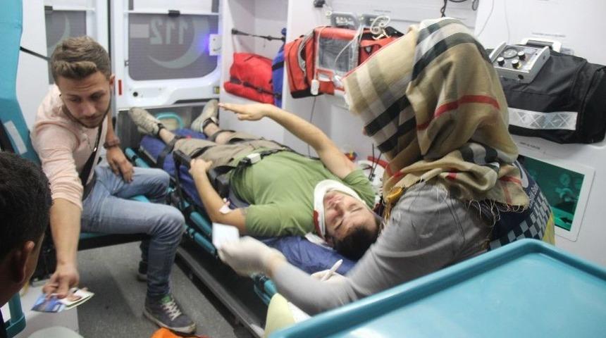 Kontrolden &Ccedil;ıkan Otomobil, Yol &Ccedil;alışma Alanında Bulunan Toprak Yığınına Saplandı: 2 Yaralı