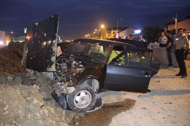 Kontrolden Çıkan Otomobil, Yol Çalışma Alanında Bulunan Toprak Yığınına Saplandı: 2 Yaralı