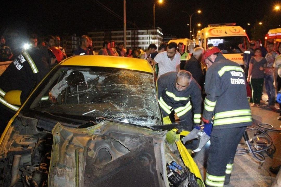 Ticari Taksi Otomobil İle &Ccedil;arpıştı: 5 Yaralı