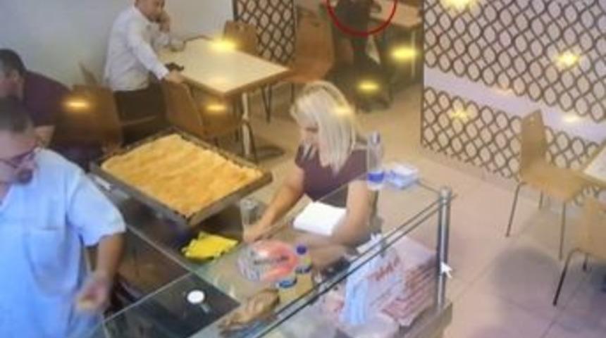 (&ouml;zel) M&uuml;şteri Kılığındaki Telefon Hırsızı G&uuml;venlik Kamerasına Yakalandı