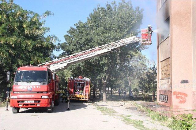 Karaman’da Kullanılmayan Eski Hastane Ek Binasında Yangın Çıktı