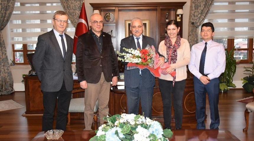 Vali G&uuml;ven&ccedil;er&rsquo;e Beyazfil Dosyasını Sundular