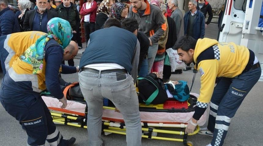 Karşıdan Karşıya Ge&ccedil;en Kadına Otomobil &Ccedil;arptı