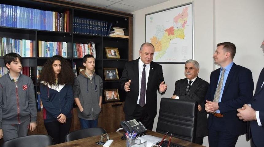 M&uuml;d&uuml;r Başa, &Ouml;zel Bir Okulun &Ouml;ğrenci Ve Eğitimcileriyle Buluştu