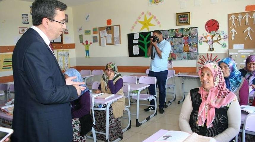 Kaymakam Ke&ccedil;eli Ve Milli Eğitim M&uuml;d&uuml;r&uuml; &Ouml;zdemir Okuma Yazma Kursunu Ziyaret Etti