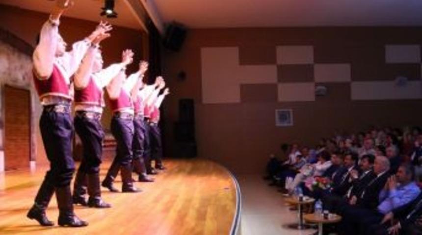 Başkan Ak, Gen&ccedil;lerin Tiyatro Oyununu İzledi