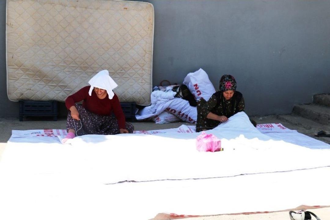 Boş Oturmayı Sevmeyen Eltiler Avlularını &Uuml;retim Yerine D&ouml;n&uuml;şt&uuml;rd&uuml;