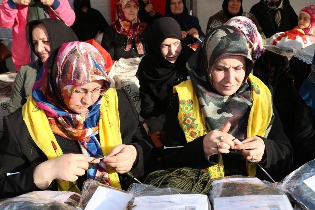 Mehmet&ccedil;ik İ&ccedil;in &Ouml;r&uuml;len Atkı Ve Bereler Dualarla G&ouml;nderildi