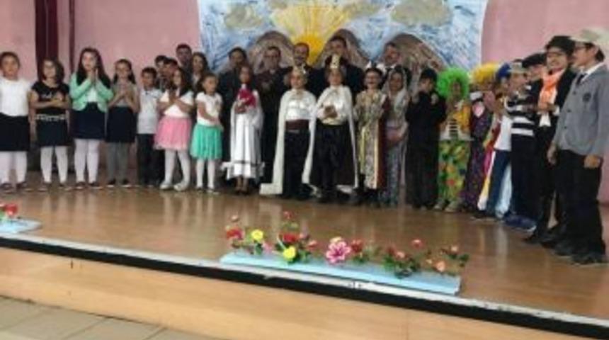 İlkokul &Ouml;ğrencilerinden Tiyatro G&ouml;sterisi