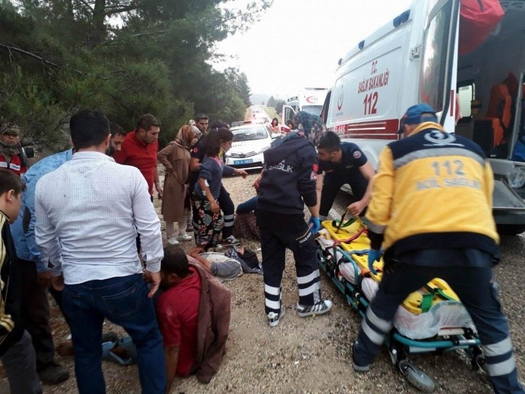 Kilis&rsquo;te Minib&uuml;s İle Hafif Ticari Ara&ccedil; &Ccedil;arpıştı: 12 Yaralı