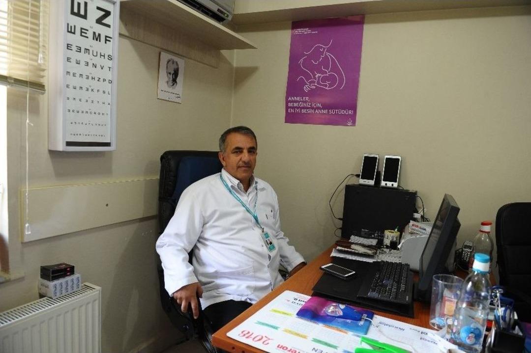 5 &Uuml;niversite Bitiren Doktorun Okuma Azmi &Ouml;rnek Oluyor