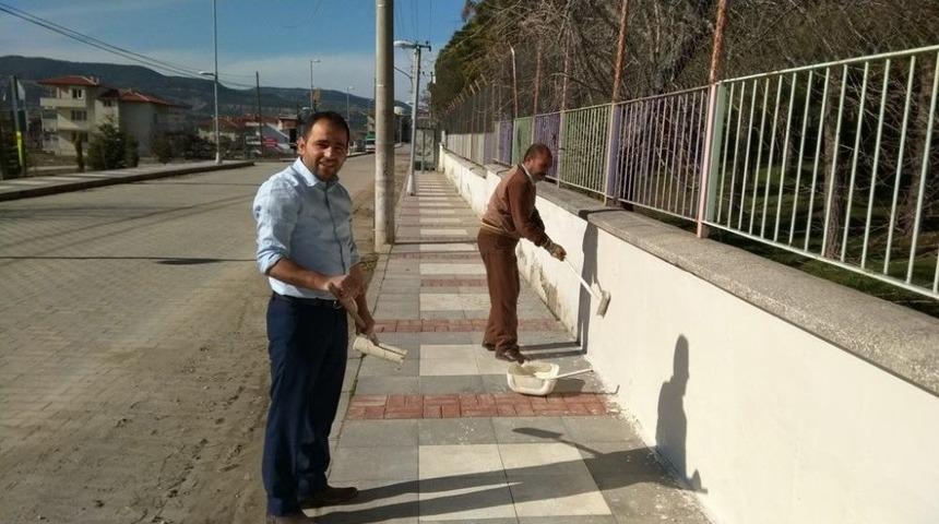 Okul M&uuml;d&uuml;r&uuml; Okulun Bah&ccedil;e Duvarını Boyadı