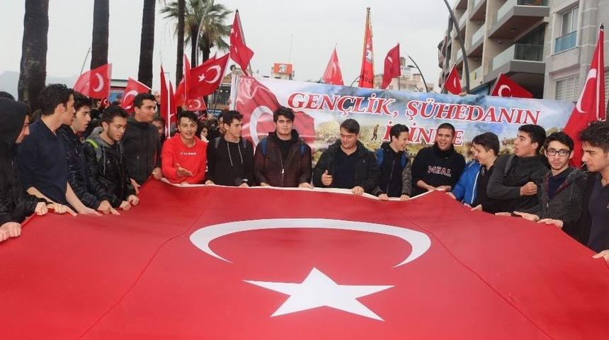 Marmaris&rsquo;te Binlerce &Ouml;ğrenci Yağışa Aldırmadan Şehitler İ&ccedil;in Y&uuml;r&uuml;d&uuml;