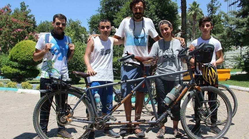 (özel Haber) Bisiklet Gezginleri Engelli Bireyler İçin Pedal Çeviriyor