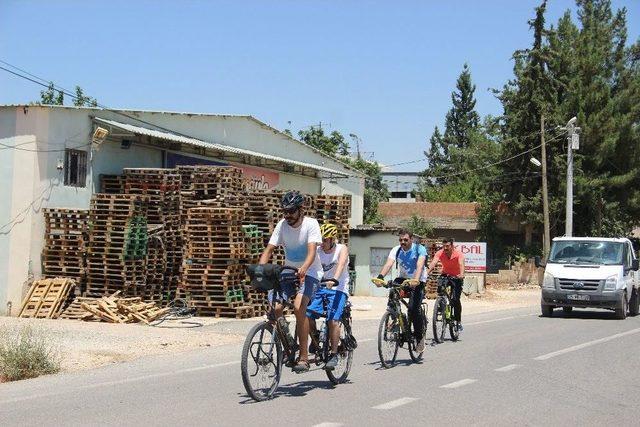 (özel Haber) Bisiklet Gezginleri Engelli Bireyler İçin Pedal Çeviriyor