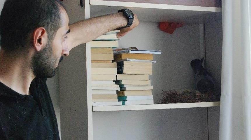 (&ouml;zel) &Ouml;ğrencilerin Kitaplığında Davetsiz Misafir